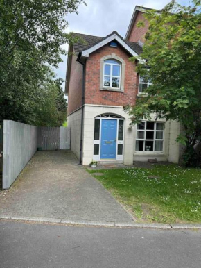 Stunning semi-detached townhouse, Holywood, Sleeps 6 - 10 mins from Belfast